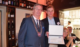 Gov. Michael A. Thomas überreicht die Gründungsurkunde. 