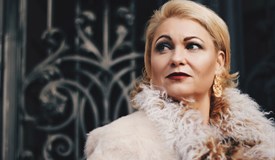 Nicole Metzger leiht den Konzerten ihre fantastische Stimme.
