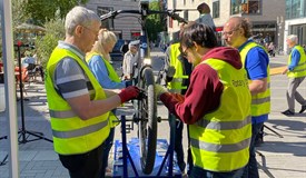 Die gemeinsame Fahrradsicherheits-Aktion der Münsterschen Rotary Clubs ist eine wirksame Aktion in der Öffentlichkeit.