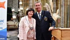 Dr. Elke Bartels übernahm die Governor-Kette von ihrem Vorgänger Michael A. Thomas.