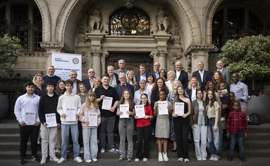 Dreizehn Schülerinnen und Schüler haben jetzt den Förderpreis „Rotary macht Schule“ erhalten