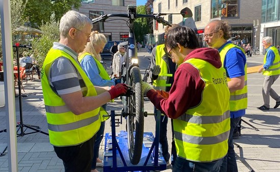 Die gemeinsame Fahrradsicherheits-Aktion der Münsterschen Rotary Clubs ist eine wirksame Aktion in der Öffentlichkeit.